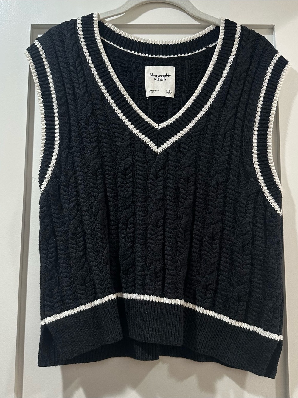 Abercrombie & Fitch Black Cable Knit V-Neck Sweater Vest
